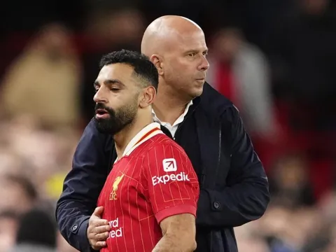 HLV Arne Slot bị chất vấn gay gắt về cách đối xử với Salah