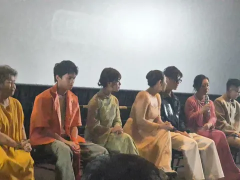 NSƯT Chiều Xuân khóc, "Nguyệt thảo mai" Hà Hương giúp lau nước mắt