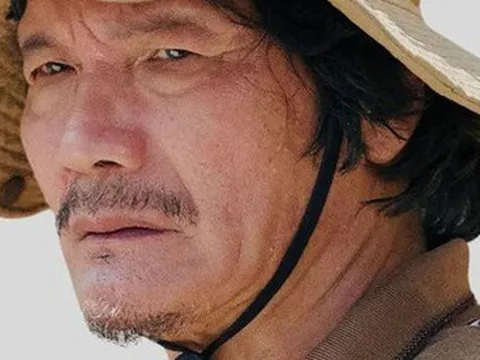 Nam NSƯT nổi tiếng cả nước, cưới học trò kém 22 tuổi, U70 lo “cơm áo gạo tiền” để con gái học trường song ngữ