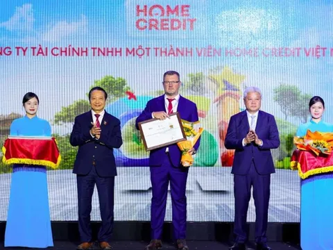 Home Credit lọt top 10 Doanh nghiệp Bền vững lĩnh vực Thương mại - Dịch vụ