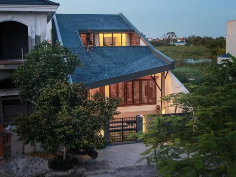 10 năm xa mẹ và món quà khiến ai cũng lặng người: Con trai xây căn nhà nhỏ gom lại cả một đời yêu thương