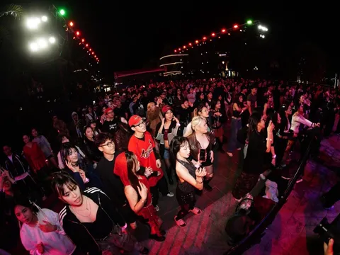 Dòng người đổ về Vinhomes Ocean Park 2 bất chấp mưa rét