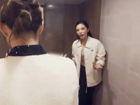 Giúp việc đến cọ toilet, bị Kỳ Duyên quát thẳng vào mặt: "Giờ em đổ lỗi cho khách hàng phải không?"
