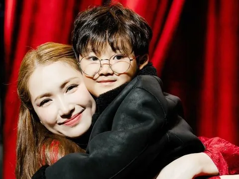 Nữ ca sĩ Hòa Minzy trao trả “tài sản” cho quý tử