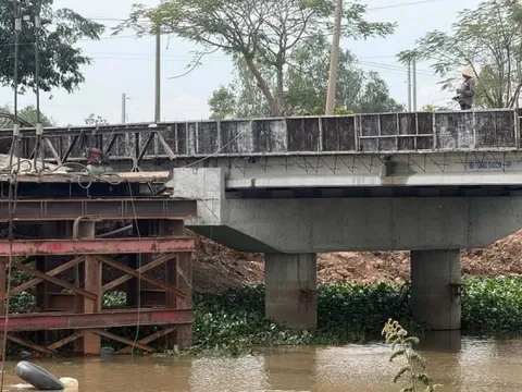 Xe quá tải làm sập cầu ở Tây Ninh