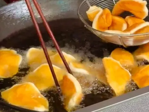 Chỉ 5.000 đồng/cái, món bánh "đế giày" giòn rụm, ngỡ ngàng khi biết nguyên liệu lại quen thuộc đến thế này!