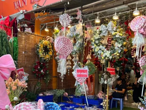 Đồ Noel giá 'sập sàn', nhân viên đội nắng ra đường đón khách vẫn không thấy