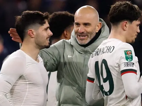 Phản ứng của HLV Maresca khi CĐV Chelsea hô vang tên tại Carabao Cup