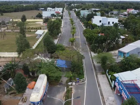 Kỳ lạ tuyến đường hàng chục tỷ đồng có ngôi nhà án ngữ giữa đường
