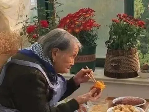 Lặng người trước ngôi nhà của cụ bà 92 tuổi: Tự chăm sóc mình, già đi thanh thản, không phiền hà con cháu