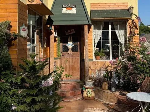 Cụ bà 70 tuổi thầm lặng sống trong căn nhà nhỏ: Tự chăm sóc bản thân, không làm gánh nặng cho con cháu