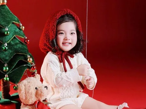 Con gái út nhà Khánh Thi - Phan Hiển, xinh yêu như thiên thần đón Noel