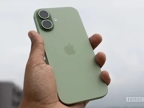 Dù là fan cứng Android, tôi phải "cay đắng" thừa nhận chiếc iPhone này mới đúng là điện thoại của năm 2025