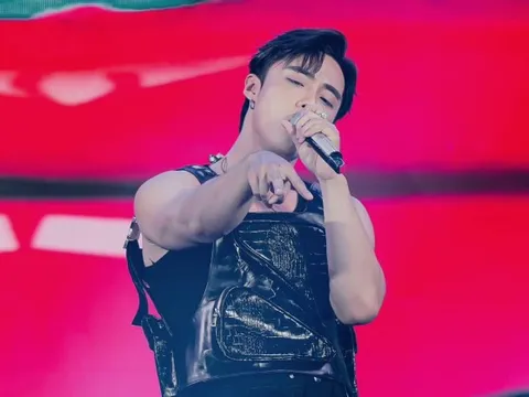 Nam thần Vbiz bán vé fanmeeting ế ẩm, đến mức phải để mẹ giải cứu?