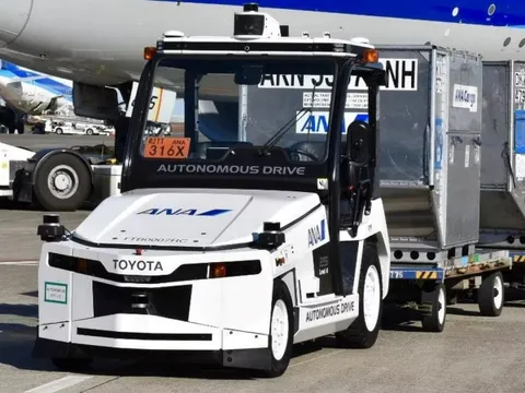 Phát hiện 3 chiếc xe đầu kéo không người lái chạy bon bon ở sân bay đông đúc bậc nhất thế giới – ai cũng nghĩ chỉ Trung Quốc mới làm được nhưng không phải