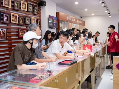 'Cơn sốt trắng' trên thị trường: nhà đầu tư bạc lãi gấp đôi, chuyên gia cảnh báo về hiệu ứng FOMO