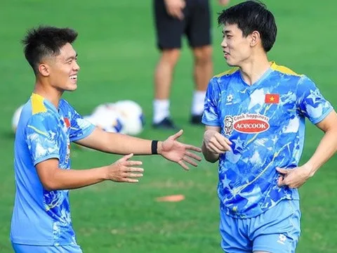 Dàn trai đẹp U22 Việt Nam khoe visual sáng bừng, Đình Bắc tươi rói trong buổi tập chuẩn bị cho giải U23 châu Á