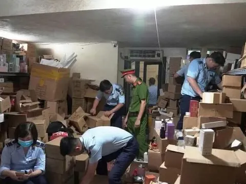 Phát hiện kho chứa nước giặt giả tại phường Láng, Hà Nội, toàn bộ hàng hóa vi phạm phải tiêu hủy