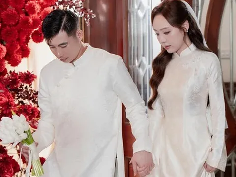 Thủ môn U23 Việt Nam làm lễ ăn hỏi thạc sĩ hơn 3 tuổi, visual cô dâu sáng bừng, chuẩn "trai tài gái giỏi"