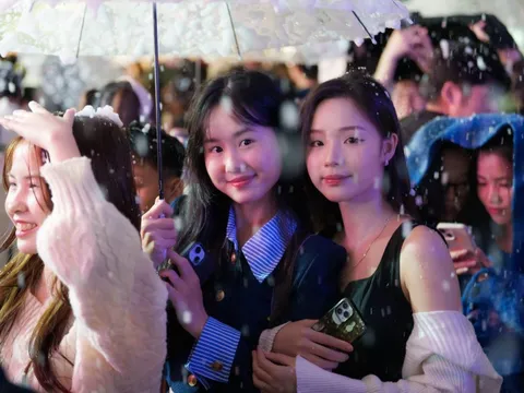 Hàng nghìn người đổ về Trường ĐH Thăng Long chỉ trong một buổi tối