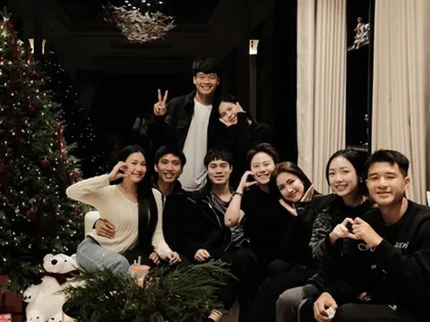 Hoà Minzy đi chơi cùng dàn cầu thủ đình đám bóng đá Việt nhưng dân tình chỉ gọi tên một người