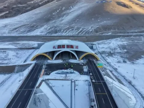 Trung Quốc hoàn thành đường hầm cao tốc dài nhất thế giới: Cao gần 3.000m so với mực nước biển, dài 22km, tiến độ rút ngắn một nửa nhờ 'phép màu' này
