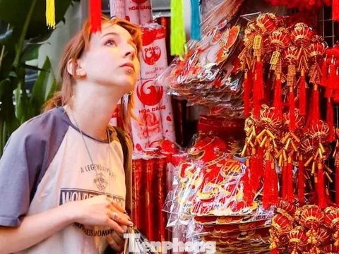 Khách Tây thích thú trải nghiệm không khí Tết sớm trên phố Hàng Mã