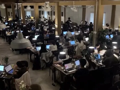 Cảnh tượng học hành kinh khủng tại 1 quán cà phê ở Việt Nam, ai nhìn vào cũng thấy thật thua kém