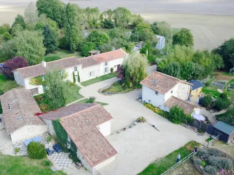 Cặp vợ chồng chi hơn 14 tỷ đồng ra nước ngoài mua 6 căn nhà cổ, 2 nhà kho và 3 mẫu đất để nghỉ hưu: “Cảm giác giống như trúng xổ số”