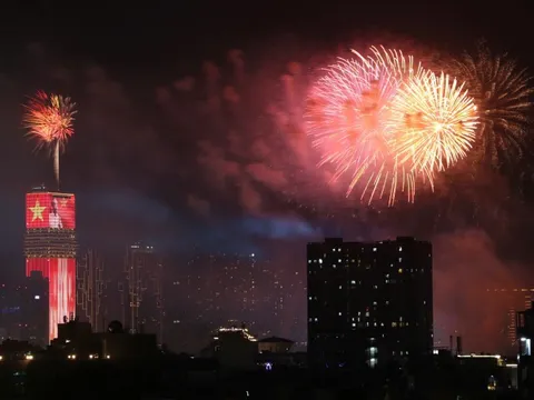 Chùm ảnh pháo hoa rực rỡ đón năm mới tại Tp.HCM