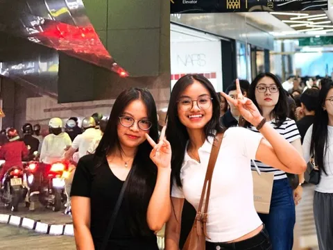 Choáng váng trước biển người đặc kịt tại TTTM ngày 1/1, muốn ăn uống phải đợi chờ gần cả tiếng