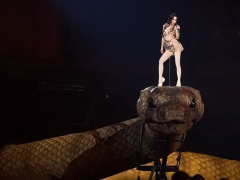 Mỹ nhân vung 760 tỷ cưỡi trăn 30m, 20 sinh vật chạy khắp SVĐ khiến 120.000 người “bị hạ gục”