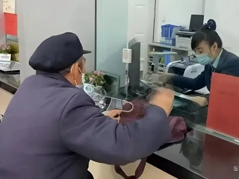 Cụ ông 79 tuổi ra ngân hàng tất toán sổ tiết kiệm 500 triệu nhưng nhận lại 0 đồng