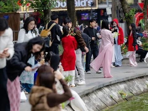 Nàng thơ Hà Nội bất chấp trời 17 độ khởi động đường đua Tết, phong phanh áo dài thả dáng kín Hồ Gươm