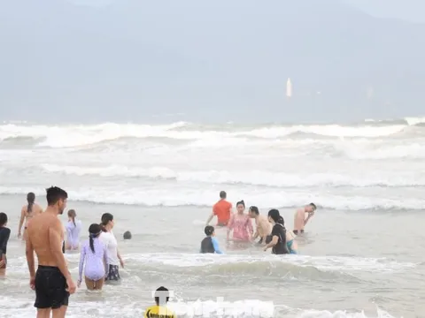 Đổ xô tắm biển Đà Nẵng dù sóng to gió lớn