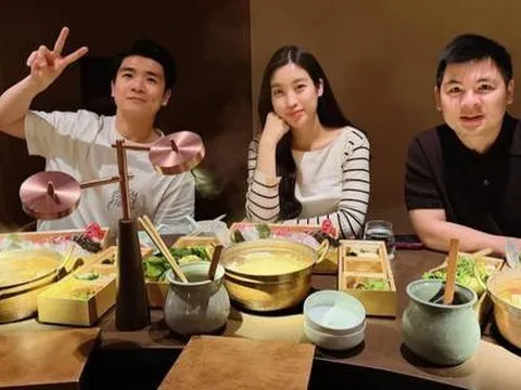 "Dâu hào môn" Đỗ Mỹ Linh giản dị cùng chồng Chủ tịch hẹn hò, còn "bóc phốt" ái nữ 2 tuổi cực yêu