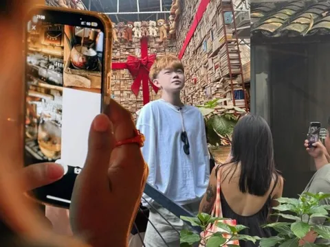 Hàng loạt quán cà phê buộc phải từ chối phục vụ vì trào lưu mang vali đi makeup, chụp flash hàng giờ liền