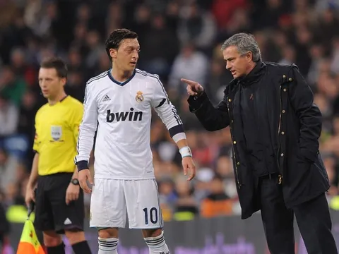 Những lần HLV Mourinho làm Ronaldo, Ozil, Salah "tổn thương"