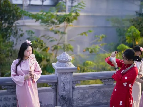 Chụp ảnh áo dài 'đậm chất điện ảnh' ở tu viện Vĩnh Nghiêm