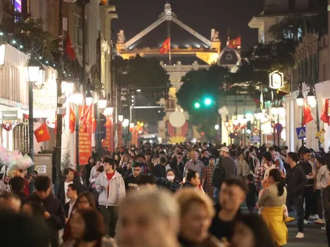 Countdown 2026 làm “nóng” Hồ Gươm, dòng người ken đặc chờ thời khắc giao thừa