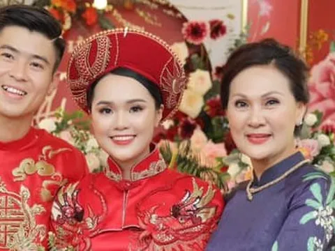 Hiếm có mẹ vợ nào như phu nhân Chủ tịch CLB Sài Gòn: Tự tay đi giày cho con rể Duy Mạnh gây xúc động