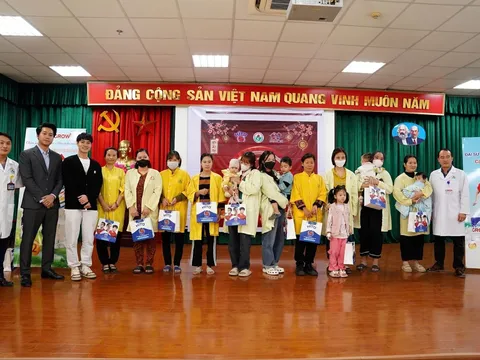 Cầu thủ Văn Toàn mang Tết yêu thương đến bệnh nhân tại Bệnh viện Nhi Hải Dương